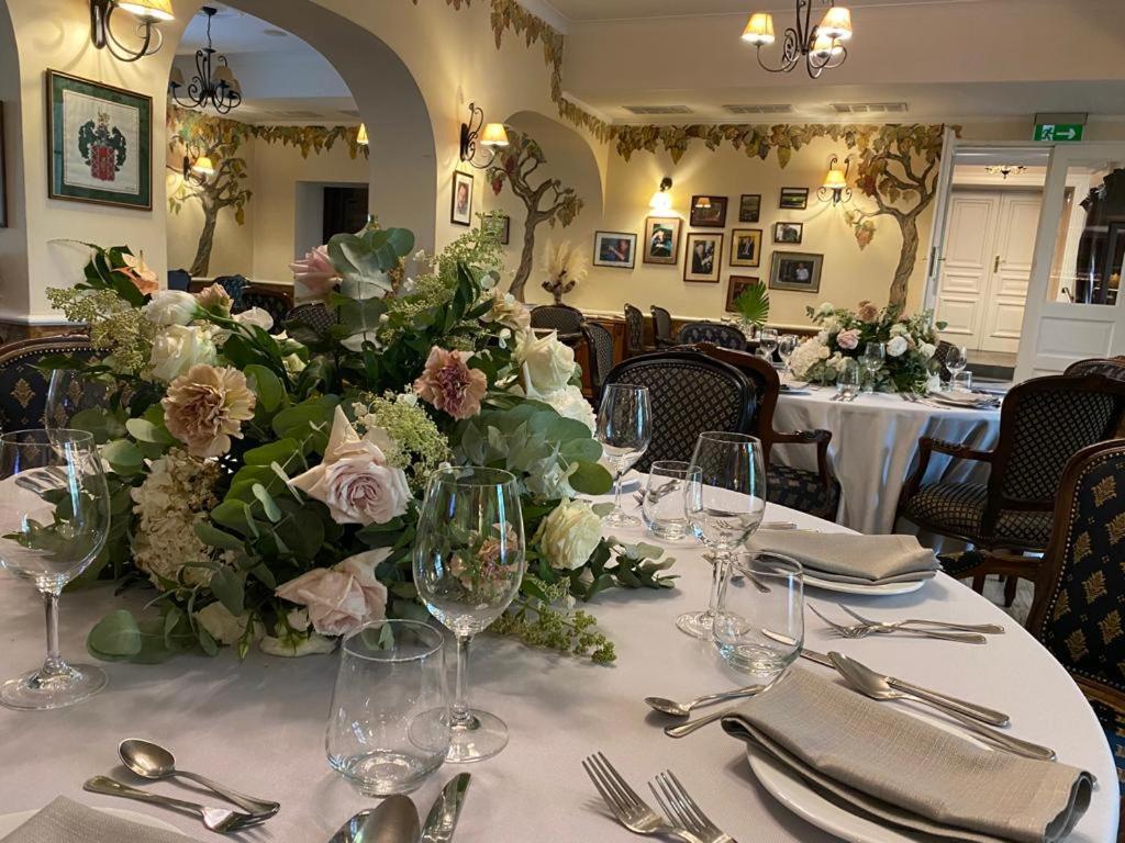 Dwor Sierakow Hotel Bagian luar foto